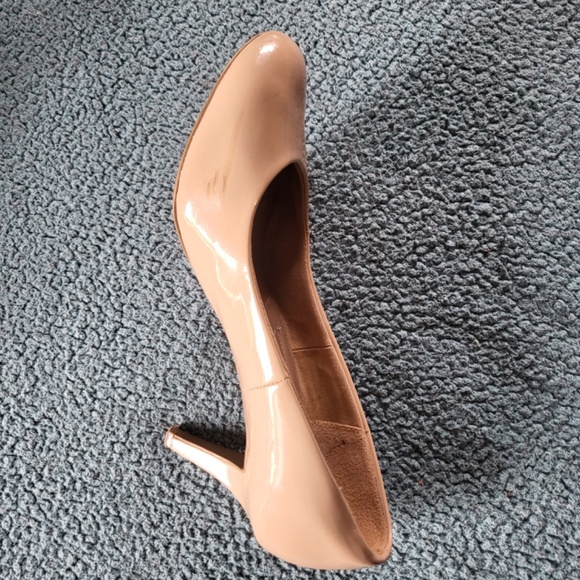 Neutral heels Size 11 - Picture 2 of 8